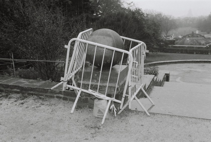 Stone ball and nadar barriers.